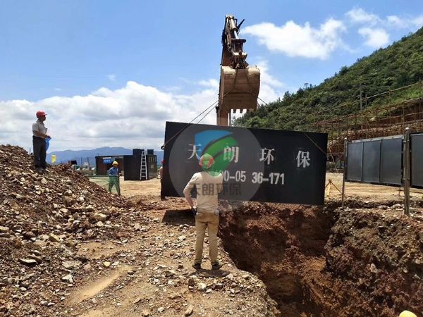 中國華電集團廣西風(fēng)力發(fā)電站一體化設(shè)備安裝現(xiàn)場