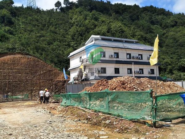 中國華電集團廣西風(fēng)力發(fā)電站一體化設(shè)備安裝現(xiàn)場